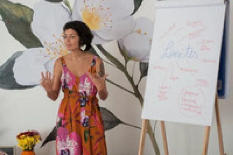 Educadora e escritora participou do BdF Entrevista falando sobre parentalidade positiva, desafios para o cuidado com as crianças e sobrecarga nas mulheres - Lua Barros/Divulgação